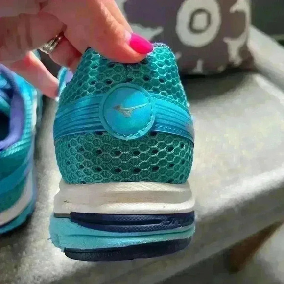 Minzuno E8 teal shoes size 9.5 womens - Picture 11 of 11